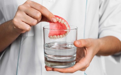 Takma Diş Temizliği Nasıl Yapılır?